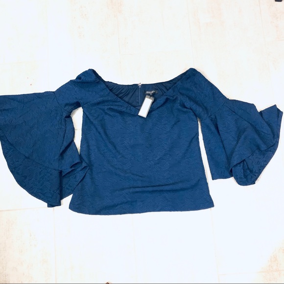 Romeo & Juliet Couture
Off-the-Shoulder - Picture 6 of 6